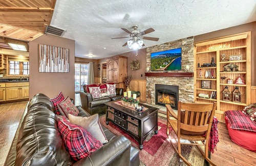 Montgomery Estates Cottage | The Lazy Bear's Den roomy 2 bedroom updated cabin,