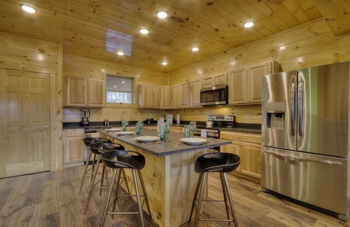 Gatlinburg - Pigeon Forge Cabin | 🎉 PRIVATE Indoor👙Pool w/ FIRE PIT 🔥& Room for 18 Guests!