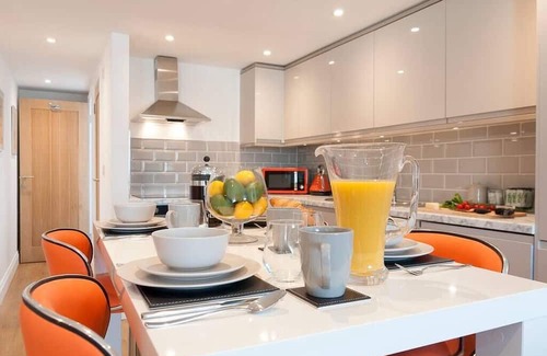 Plymouth Apartment | Magnificent views of Tamar and Rwy. Free Parking