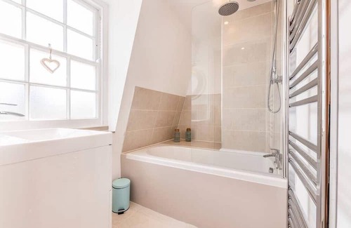 Plymouth Apartment | Magnificent views of Tamar and Rwy. Free Parking