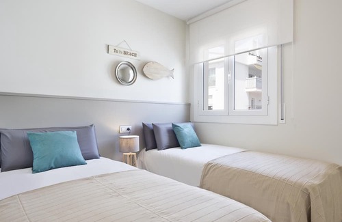 Sitges Town Center Apartment | Sitges Spaces Oasis Penthouse - 3 Bedroom/2 Bath/Terrace/Pool- Sleeps 8 (6+2)