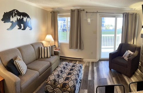 Snowshoe Condo | ML 104 – Delightful Ski-In/Out 2BR, Slope View, Deck, A/C