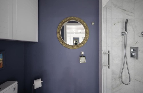Airport Area Condo | ELEGANT PRESTINE New Remodel. Ideal for one Adult