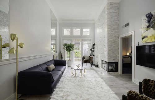 Airport Area Condo | ELEGANT PRESTINE New Remodel. Ideal for one Adult