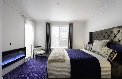 Airport Area Condo | ELEGANT PRESTINE New Remodel. Ideal for one Adult
