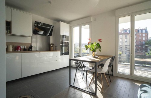 Puteaux Apartment | Modern Apt With Balcony Near Paris