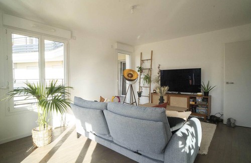 Puteaux Apartment | Modern Apt With Balcony Near Paris