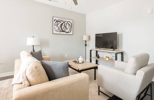 Chapel Hill Apartment | Modern Apartment in Prime Location (ID7738X85)