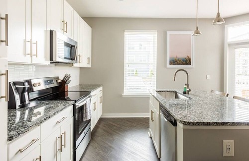 Chapel Hill Apartment | Modern Apartment in Prime Location (ID7738X85)