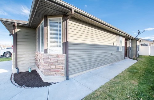 North Salt Lake House | Pet Friendly-10 Min2Airport-Fenced yard-Zen house