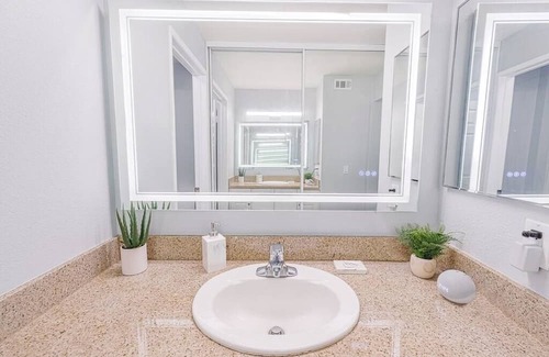 Warner Center Apartment | Resort-like | Gated | 1BD Condo | Parking | Pool