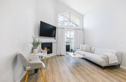Warner Center Apartment | Resort-like | Gated | 1BD Condo | Parking | Pool