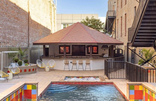 South Main Historic District Apartment | Renovated 1-BR Apt in Boutique Hotel