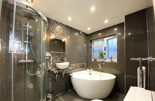 Playhatch House | NEW Stylish Modern Home - >10 min from Reading Centre & Lakeside