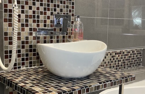 Playhatch House | NEW Stylish Modern Home - >10 min from Reading Centre & Lakeside
