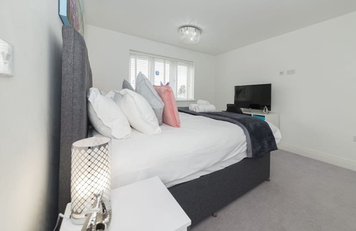 Bracknell House | Greenfield's New Modern 4 Bedroom Hurley Home