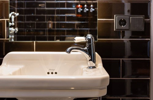 Haaleiti House | R13 A Townhouse Hotel - Run Of House Room