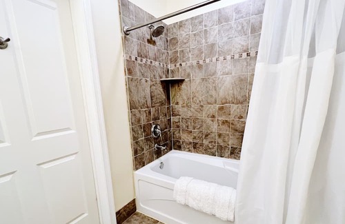 Vernon Condo | ⭐️ Cozy Retreat | Pool & Hot Tub ⛰ Mountain Creek Resort @ Appalachian
