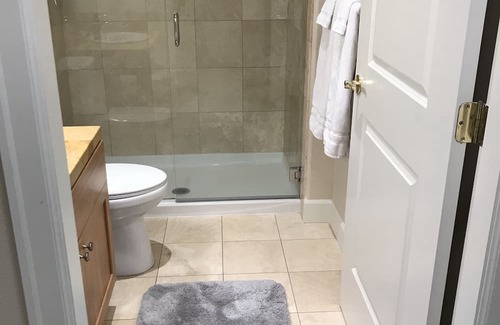 Bainbridge Island Condo | Walkable Location with Rooftop Deck and Sauna - Cascade
