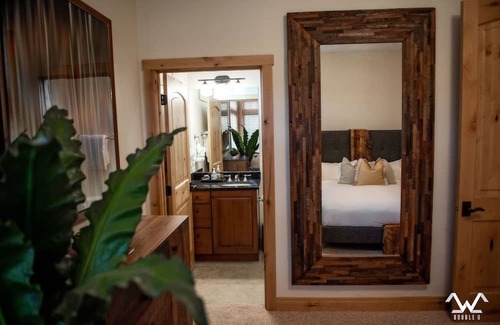 Big Sky Condo | Brand NEW! Lakefront Penthouse with Luxury comforts - Sleeps 10, 5bd, 5bath