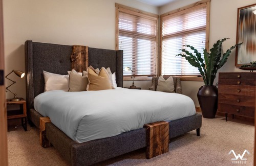 Big Sky Condo | Brand NEW! Lakefront Penthouse with Luxury comforts - Sleeps 10, 5bd, 5bath