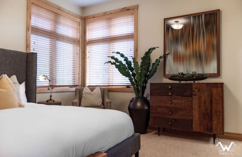 Big Sky Condo | Brand NEW! Lakefront Penthouse with Luxury comforts - Sleeps 10, 5bd, 5bath
