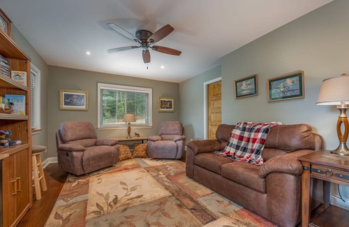 Lynn House | Lakeshore View Cottage A peaceful cottage with WIFI and a view of Lake Lanier
