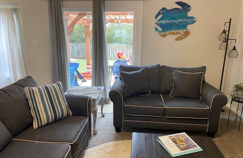 Navarre House | Sea Largo, Newly Decorated | 5 Min. to Beach | Comfortable Beds | Quiet Neighborhood | Clean