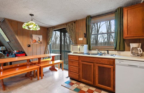 Berkeley Springs Cabin | Spacious A-frame cabin offering 4 brs, each with their own private bathroom
