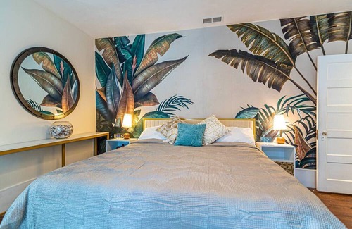 Guerneville House | The Caribbean Queen - 2br, 1ba, dtwn + hot tub
