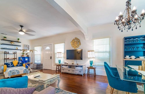 Guerneville House | The Caribbean Queen - 2br, 1ba, dtwn + hot tub