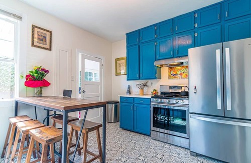 Guerneville House | The Caribbean Queen - 2br, 1ba, dtwn + hot tub