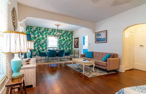 Guerneville House | The Caribbean Queen - 2br, 1ba, dtwn + hot tub