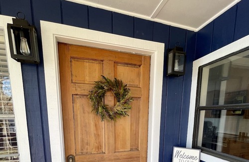 Chapin Cottage | Boat ramp and Dock- Newly remodeled, big water view, close to Chapin.