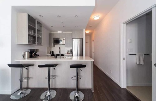Downtown Eastside Apartment | Bright and Modern One Bed Penthouse