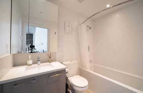 Downtown Eastside Apartment | Bright and Modern One Bed Penthouse