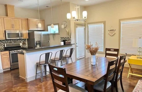 Central East Austin House | Walk to UT and Moody Center. Spacious Family Retreat