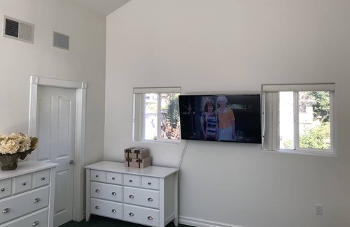 Westwood House | Large Luxury West Los Angeles Guesthouse with Housekeeping