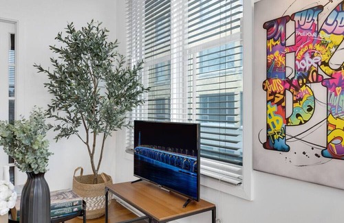 Milton Park Apartment | Liv MTL Main-303 Spacious 2BR + Mezz Suite No Fees