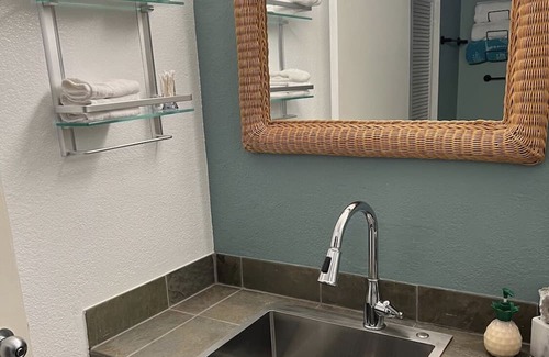 Princeville Condo | Princeville Delight! COLD A/C, Sleeps 4, Pool & Jacuzzi, Private Lanai & Space