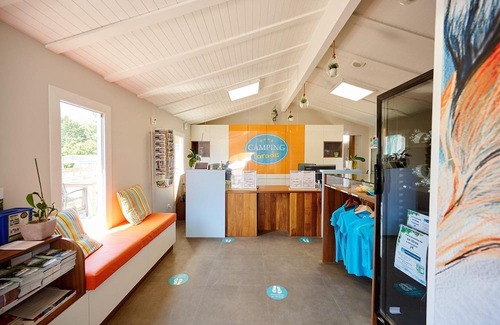 Saint-Julien-des-Landes Ski Chalet | Luxe Sanitary Xl 6 Pers. Villatent at flowery 4-star camping La Bretonnière