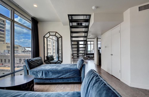 Downtown Austin Apartment | The Littlefields by Lodgewell, Corner Loft Trio of Balconies