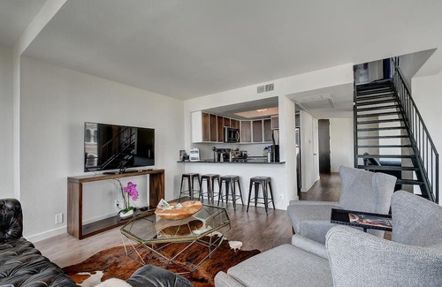 Downtown Austin Apartment | The Littlefields by Lodgewell, Corner Loft Trio of Balconies