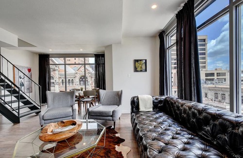 Downtown Austin Apartment | The Littlefields by Lodgewell, Corner Loft Trio of Balconies
