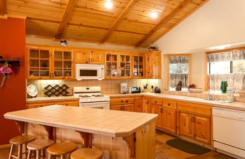 Upper Moonridge House | Dreamscape Villa backs ot the forest! Spa, pool table!