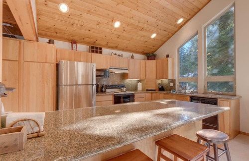Truckee House | Deer Hollow- Hot Tub- Ski Shuttle- Northstar HOA Access