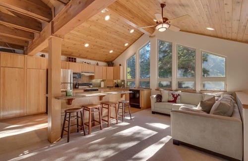 Truckee House | Deer Hollow- Hot Tub- Ski Shuttle- Northstar HOA Access