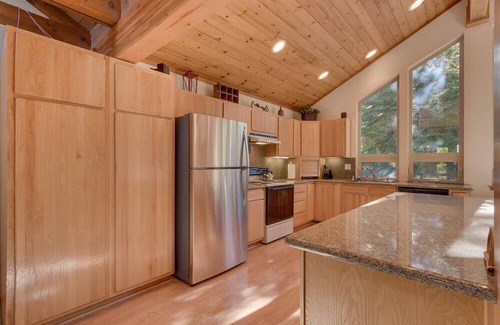 Truckee House | Deer Hollow- Hot Tub- Ski Shuttle- Northstar HOA Access