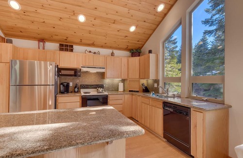 Truckee House | Deer Hollow- Hot Tub- Ski Shuttle- Northstar HOA Access