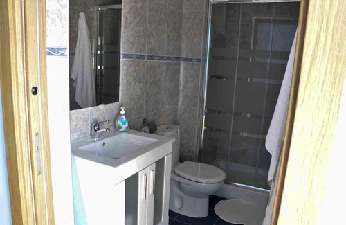 Acedo Apartment | The house of the home. CALBOTE Studio: 135cm bed, bathroom and kitchen-living room.